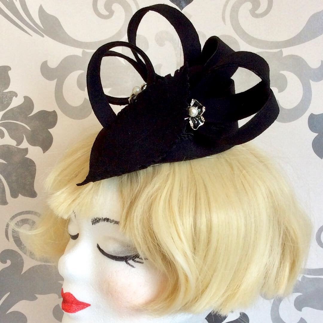 Elegant Fascinator Wedding Vintage Rhinestone Black Silver Ascot Hat Derby Headpiece Headdress Art Deco Flapper 20s Flower Blossom Felt